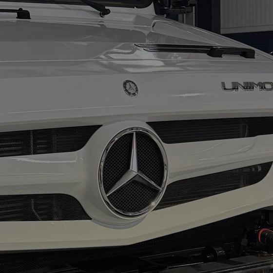 Front eines weißen Nutzfahrzeugs mit Mercedes-Stern
